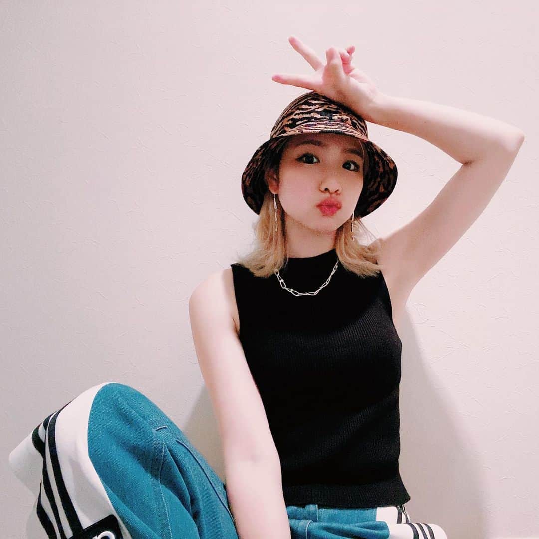 KAEDE のインスタグラム：「✌🏽🦓🤎  #asianzdancers  #でんでんの今日の私服  #ストリート系女子 #ストリートファッション #ストリートコーデ　#カジュアル #カジュアルコーデ　#streetstyle #streetfashion #street #streetwear #streetgirl #キャミ #キャミソール #夏コーデ　 #アディダス #キャップ女子 #キャップコーデ #adidas #カンゴール　#kangol」