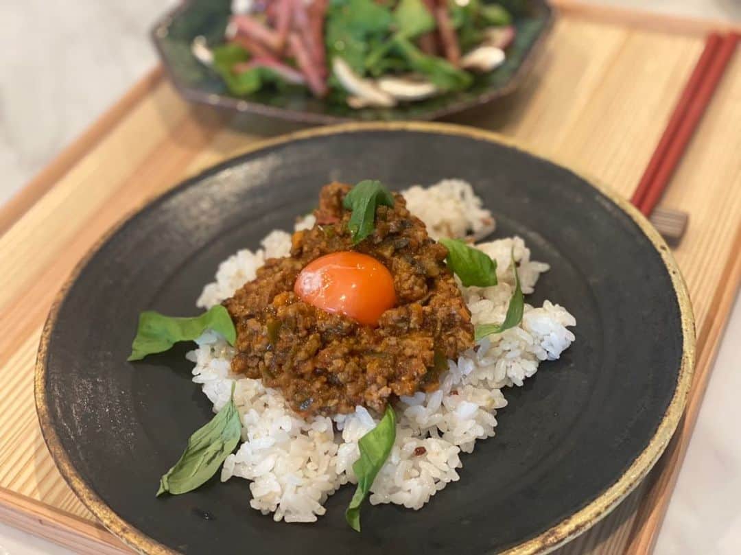 大政絢のインスタグラム：「#絢ご飯 今日も一日お疲れ様でした😌 こちらはいつかの美味しくできたトマトドライカレー🍅 私はしっかり辛め派！ 合い挽き肉はしっかり炒め、ニンニク塩と一緒に！刻んでるけどトマトもたっぷり入っています！ スパイスはもはや色々いれすぎて自分でもわからなくなっていますが😅 今回は韓国唐辛子を2種類混ぜたりしました🌶今までで一番よくできたからメモっておけばよかったなと今更感😅 同じものはもう作れないでしょう…🍅  #今日の絢ご飯#ドライカレー#トマトレシピ」