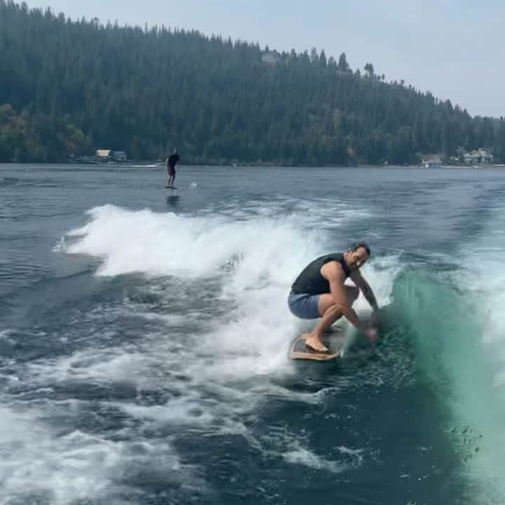 ビル・ランシックのインスタグラム：「What an amazing summer we had spending every day on one of the most beautiful lakes in the world! One final surfing session behind our @malibuboats with the champ @briankgrubb. See you next summer Idaho! @hagadone.marine #wakesurfing #idaho #summervibes #backtoschool」