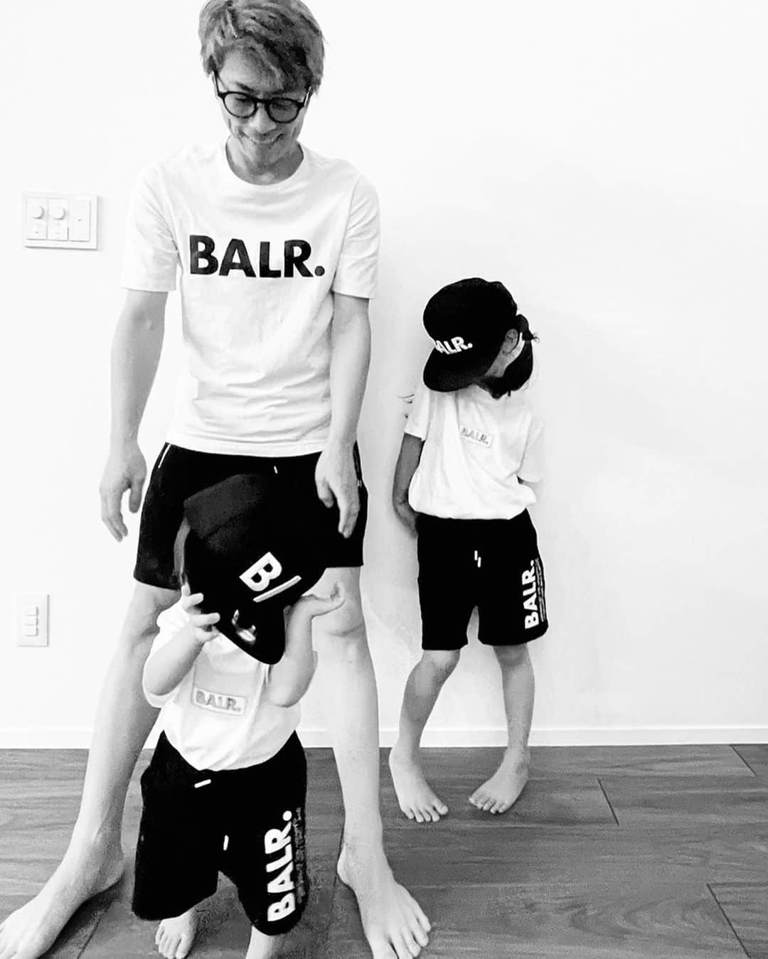田村淳のインスタグラム：「姉妹同時撮影ムズw なかなか同じ場所でじっとしててくれない おそろいの服で出かけたいけれど 緊急事態宣言いつまで続くねん！  #BALR #長女のポーズがツボです」