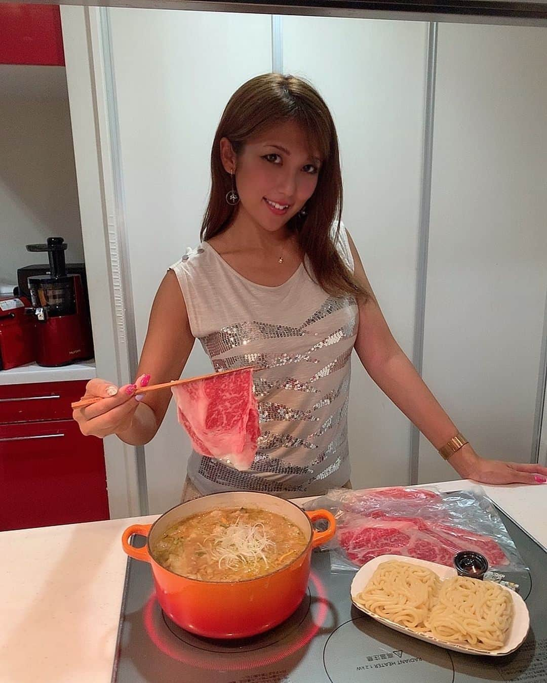 神谷麻美さんのインスタグラム写真 - (神谷麻美Instagram)「今日の #夜ご飯は #もつ鍋 に #霜降り 和牛だよ🍲🐃❤️‍🔥 美味しかった🥰❤️‍🔥🍳❤️‍🔥  #naizoo #おうちごはん通信  #もつ鍋お取り寄せ #黒毛和牛ホルモン」8月18日 23時54分 - asamice428