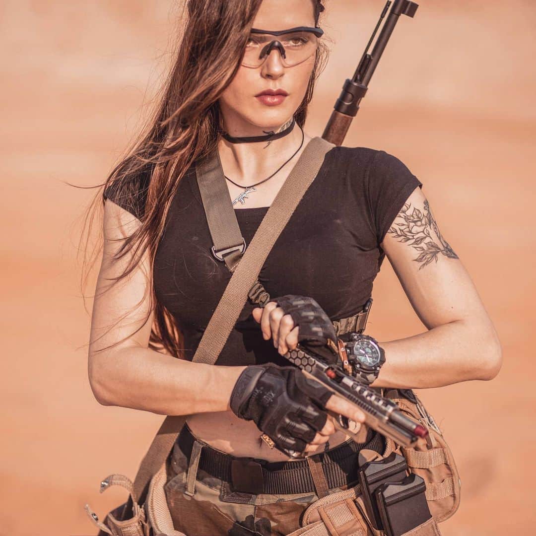 Anna Vargasさんのインスタグラム写真 - (Anna VargasInstagram)「A vida? ...A vida é um um punhado de pequenos ciclos, dentro de um ciclo maior, dentro de outro ciclão. . Sei que vocês só me seguem pelas pérolas de sabedoria. I got you, guys. 👊🏻🖤 . 📸 @lucascoutinhostudio #airsoft #milsim」8月19日 0時20分 - myst.shots