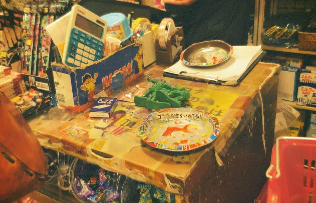宮崎優のインスタグラム：「レトロな駄菓子屋さん。  キャンディーズと山口百恵さんの曲が流れていて 宮﨑のテンションは鰻上りでした。」