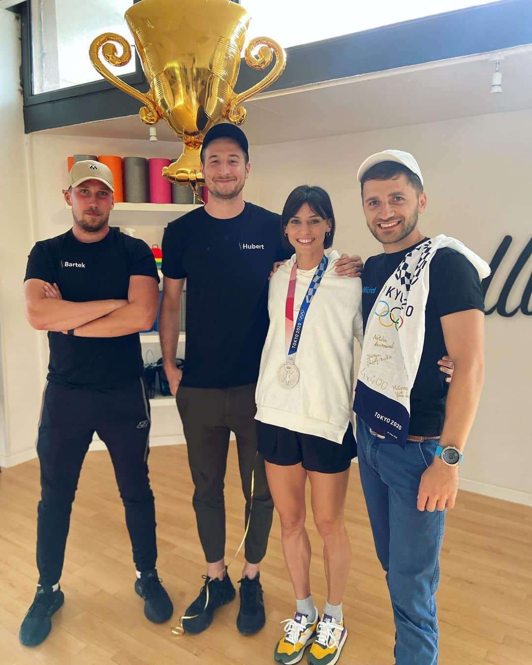 アンナ・キールバシンスカのインスタグラム：「Z taka ekipą nie mogło nie wyjść! Wczoraj odwiedziłam pierwszy raz po igrzyszkach @fizjo4life moje miejsce, w którym od października pojawiałam się czasem z częstotliwością 4x na tydzień. Przynajmniej raz w tygodniu leżałam na stole fizjoterapeuty, poza zgrupowaniami realizowałam tam większość swoich treningów siłowych, wzmacniających, rehabilitujących, oddechowych oraz jogi pod okiem najlepszych specjalistów w mieście!❤️ dlatego mam prawo mówić ze ten sukces jest nas wszystkich. Sport w czasach nowożytnych potrzebuje zgranych teamów specjalistów. Ja w tym okresie przygotowawczym taki z pewnością miałam. Dziekuje Wam kochani bardzo! Jak to @michal.dachowski.fizjo mówi BIEGNIEMY DALEJ😍   @fizjo4life @blackrollpolska」