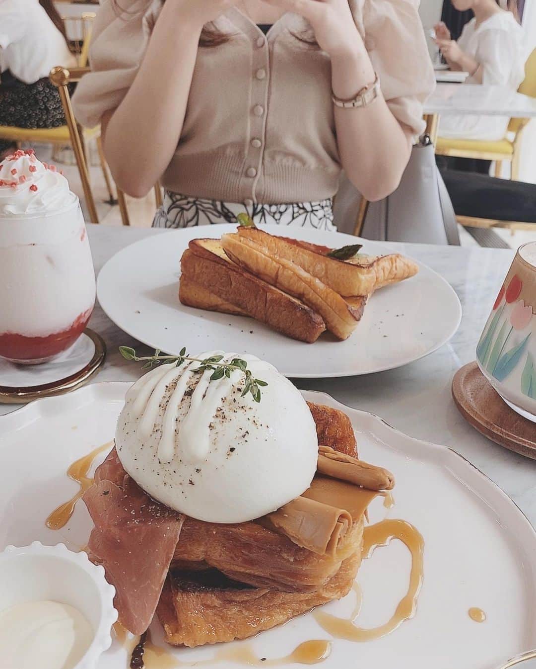 愛森ちえさんのインスタグラム写真 - (愛森ちえInstagram)「* * お友達と久しぶりにオシャレなカフェで インスタグラマーごっこしました🥺 物撮りがとても苦手なので インスタグラマーへの道のりは長い。。 * * #アイドル #地下アイドル #idol #japaneseidol #japanesegirl #グラビア #グラビアアイドル #インスタグラビア #l4l #f4f #followme #フォロワー募集中 #奶  #自撮り #自撮り女子 #粉我 #ビジョビ #性感 #代官山カフェ #代官山 #渋谷カフェ #渋谷 #salondelouis #カフェ #カフェ巡り #ootd #私服 #インスタ映え #インスタ映えスポット #あざとい」8月19日 1時02分 - elsy__chie