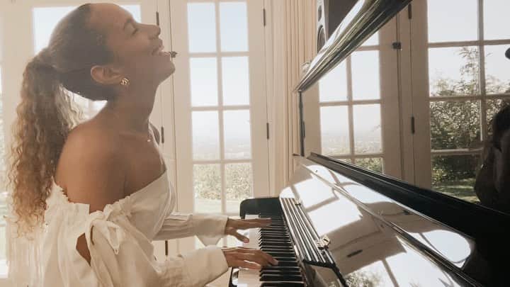 レオナ・ルイスのインスタグラム：「Sometimes you just need a little FIRE ❤️‍🔥 I wrote this song some years ago when I was feeling very vulnerable and needed some FIRE to get up and do something to change my situation. It’s so freeing to not have to wait on something or someone to save you but to know that you have the strength to save yourself. Whatever you may be going through, I’m sending you inner power, Love and strength 🎵❤️」