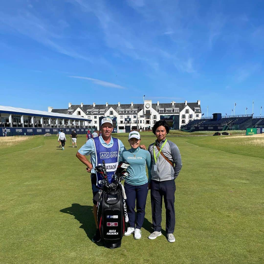 畑岡奈紗のインスタグラム：「I will do my best! 明日から今シーズンのメジャー最終戦　@aigwomensopen 頑張ります！ 写真1枚目:18番ホールフェアウェイからクラブハウスをバックに📸 2枚目:チームWOWOWのお2人と　@saori_90 さん直伝のポーズで笑👯‍♀️📸 @mitsukikatahira   #全英女子オープン #lpga #メジャー」