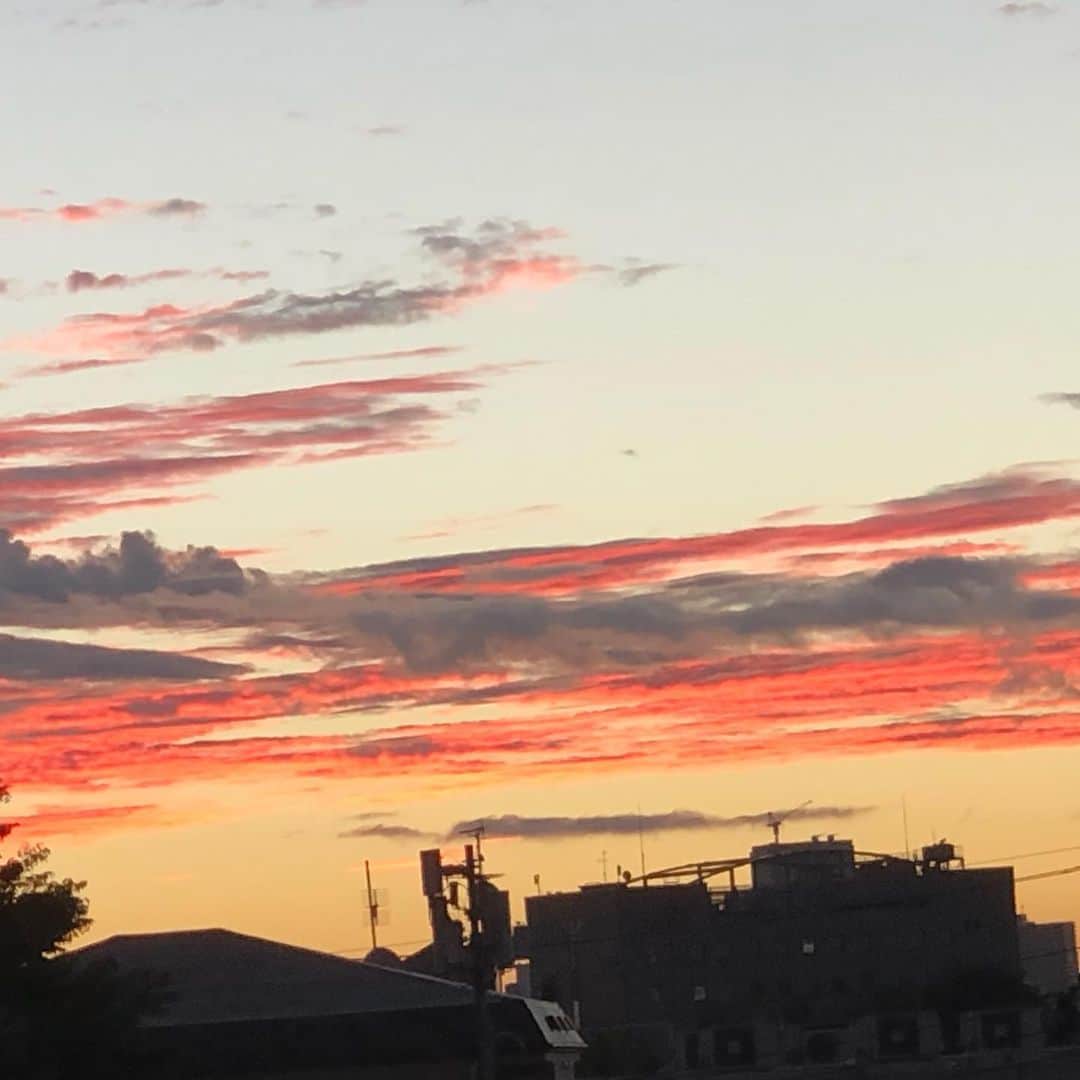 石倉洋子のインスタグラム：「何と美しい朝の空．5時前．8／19。。。」