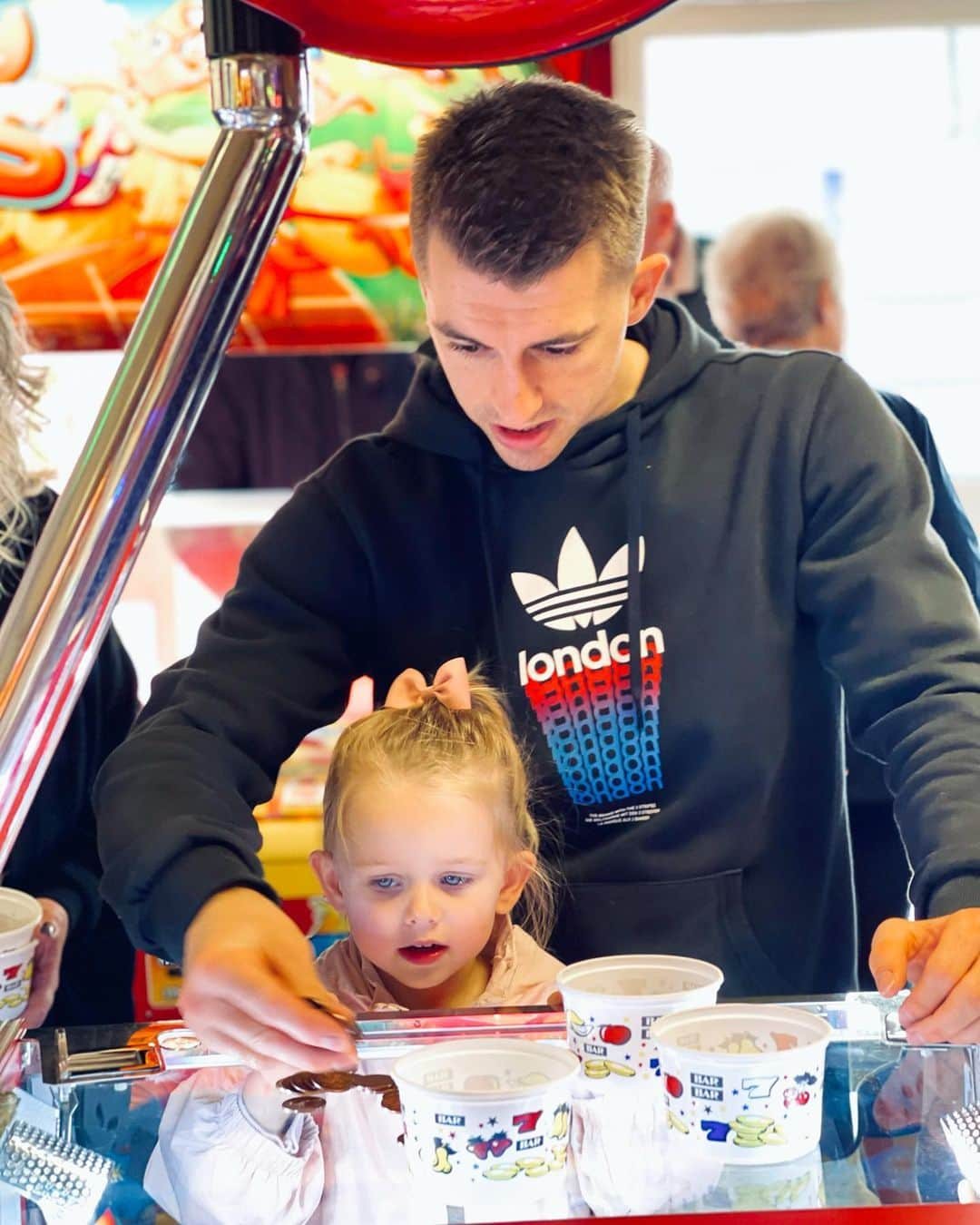 マックス・ウィットロックさんのインスタグラム写真 - (マックス・ウィットロックInstagram)「Who doesn’t love a 2p machine!!」8月19日 5時15分 - maxwhitlock