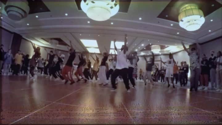 ショーン・エバリストのインスタグラム：「Went to Houston last month, here’s a little recap of the energy made over there.  The talent goes crazy🔥Thankful to @misfitdancecamp for the time spent with the staff, faculty and students. Was just so happy to do my thing with ya’ll🙏🏽💛  Sending some love to @jblazeofficial @melvintim2 @nat_bat_ @marleehightower for the hang time ✨ @niko.seed good to see you bro!   #dance #choreography #movement #travel #shaunevaristo #houston #create #move #movementlifestyle」
