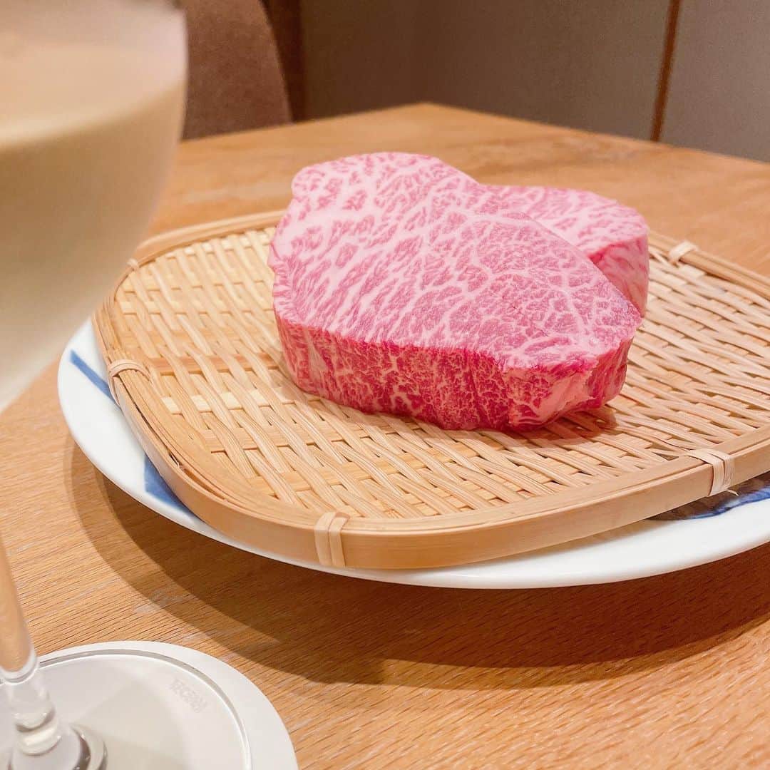 堀江直美さんのインスタグラム写真 - (堀江直美Instagram)「いつもの如く時差投稿⌛️  大好きな日本料理屋さんへ🇯🇵  全国から集められた最高の食材を落ち着いた個室で頂けます✨  よく〝広島のオススメのお店は？〟っとDMを頂くのですが日本料理だと私は #そうびき がオススメです！市内から離れてしまうのですがとても美味しいです🦀  お酒のペアリングも最高🥂🍶🍻  毎シーズンメニューが変わる毎に訪れる大好きなお店です🥢  早く心置きなく外食を楽しめる世の中になってほしいなぁ…  #そうびき#日本料理そうびき#広島グルメ#広島日本料理#日本料理#japanesefood#hiroshima#日本食#hntabelog」8月19日 17時38分 - naomiiiiiiiiiiii