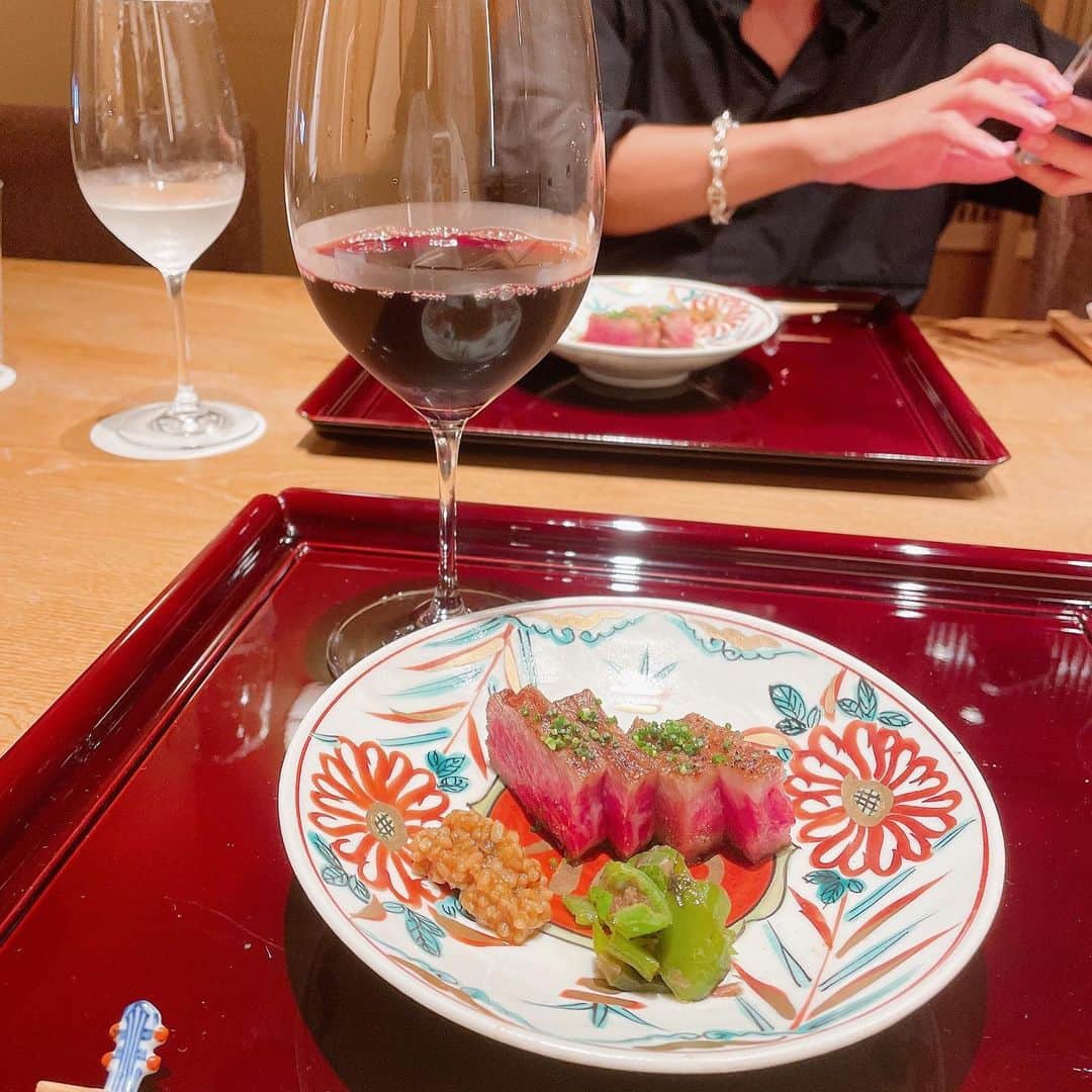 堀江直美さんのインスタグラム写真 - (堀江直美Instagram)「いつもの如く時差投稿⌛️  大好きな日本料理屋さんへ🇯🇵  全国から集められた最高の食材を落ち着いた個室で頂けます✨  よく〝広島のオススメのお店は？〟っとDMを頂くのですが日本料理だと私は #そうびき がオススメです！市内から離れてしまうのですがとても美味しいです🦀  お酒のペアリングも最高🥂🍶🍻  毎シーズンメニューが変わる毎に訪れる大好きなお店です🥢  早く心置きなく外食を楽しめる世の中になってほしいなぁ…  #そうびき#日本料理そうびき#広島グルメ#広島日本料理#日本料理#japanesefood#hiroshima#日本食#hntabelog」8月19日 17時38分 - naomiiiiiiiiiiii