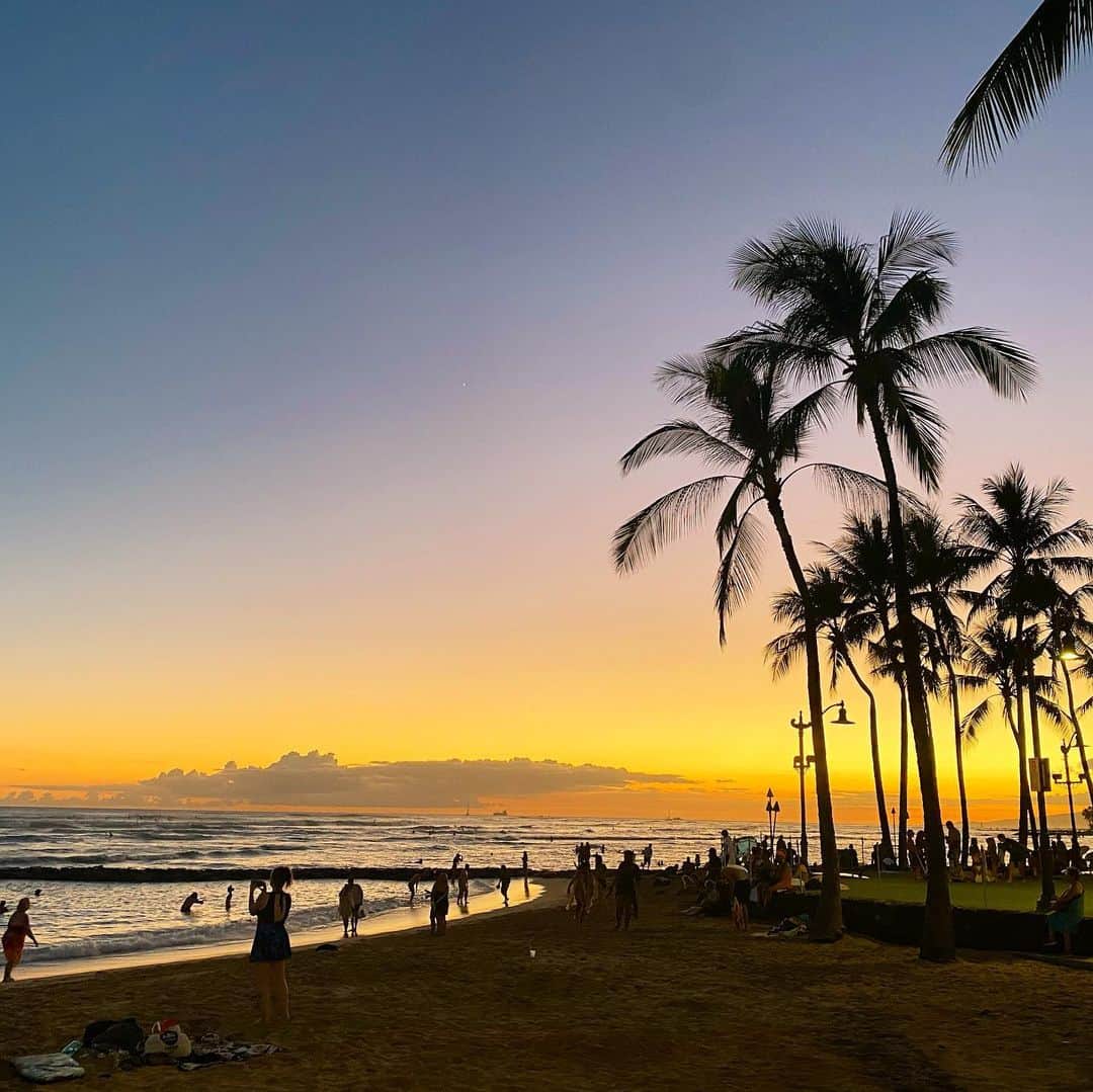 マキ・コニクソンさんのインスタグラム写真 - (マキ・コニクソンInstagram)「今日のハワイの夕焼けタイム！✨✨ 最近はこの時間帯がめちゃくちゃ綺麗だから見ないで家に帰っちゃうのが勿体ない。  ハワイに住んでいるけど ハワイの美しい景色を一つも見逃したくない私です。四六時中キョロキョロしてる。 欲張りなんです。  もし短期間でハワイに旅行に来てたら私は 寝る時間を惜しんで行動するね。 Sleepless in Hawaiiになる。 間違いない。😆 私と同じ考えの人はたくさんいるんじゃないかな。ハワイラバーズはこうゆう話題で何時間でも盛り上がる！😆  今日のワイキキ ビーチの夕焼け空の おすそ分け！ この景色が1人でも多くの人の心を癒して くれれば嬉しいな！😊  今日もお疲れ様でした！🙏🏻 また明日！👋🏼  #エアハワイ🌺  #ハワイの夕焼け空のおすそ分け🤙🏼  #気持ちだけでもハワイ😊  #ハワイのマキさん #ハワイラバーズ」8月19日 16時13分 - makikonikson