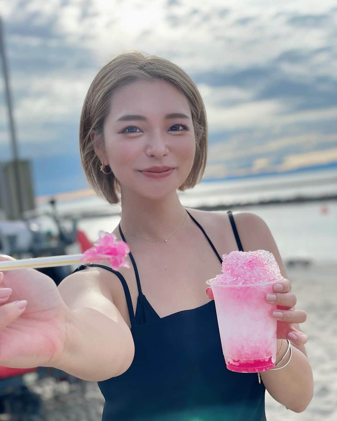 Hitomiのインスタグラム：「❤︎  大好きないちごのかき氷🍧❤️ あげると見せかけてあげませんでした😚笑 食後のデザートがないと違和感感じるタイプです🤔  #cyberjapan #cyberjapandancers #サイバージャパン　#サイバージャパンダンサーズ #summer #かき氷 #夏休み　#夏　#なとぅ　#日本　#japan」