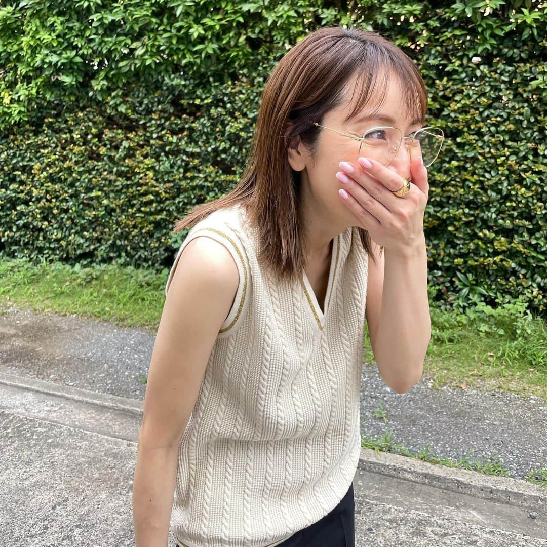 矢田亜希子さんのインスタグラム写真 - (矢田亜希子Instagram)「晴れてるー！ #収録終わりに#マスク外して撮った#私服#お天気よくて気持ちいい#uvカットレンズメガネ#珍しくお仕事バッグの色かえた久々 ニットと眼鏡 @gucci  パンツ @dolcegabbana  サンダル @prada」8月19日 16時37分 - akiko_yada