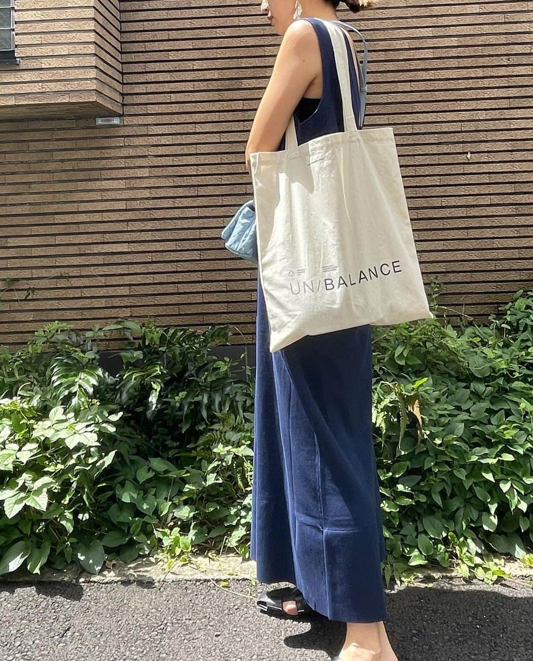 春名亜美さんのインスタグラム写真 - (春名亜美Instagram)「先日の @unbybalancestyle の展示会でオーダーしたワンピース♡  試着せず、すぐにコレ❣️って決めたけど、届いて着てみて、やっぱり大正解だったな🥰 生地がしっかりしてて形が綺麗すぎる✨  #ワンピース @unbybalancestyle  #bag @newbottega  #サブバッグ @unbybalancestyle  #shoes @hermes   ちなみに！ @unbybalancestyle 初の関西でのPOP UP SHOPが今、阪急うめだ本店で開催中みたいです🛍 ・ #ママコーディネート #ママコーデ #bottegaveneta #unbybalancestyle #bottegavenetabag #hermes」8月19日 16時51分 - amiharunaami