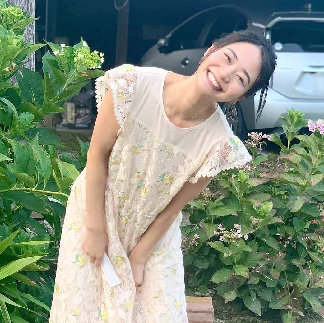 緑川静香のインスタグラム：「『それって⁉︎実際どうなの課』観てくださった皆様ありがとうございましーたん🙇‍♀️❤️ ⁡ 初めてゴミ袋の中のものを売りました。笑 ⁡ 目標金額のハードルが今までで一番高く、くじけそうになりながら毎日ヒヤヒヤしながら、でもどうしても越えたい！温泉旅行プレゼントしたい！喜んでほしい！の気持ちだけで突っ走ってきた一週間。 達成の瞬間は思わず涙がちょちょ切れました、、、(それはいつもか笑) ⁡ 小野さん一家の喜んだお顔を見られて幸せでした🥰 ⁡ 次はどこのご家庭にいけるのか楽しみです😌✨ ⁡ #それって実際どうなの課  #何であろうとお金に換える緑川さん #引出物の花瓶の道子(みちこ)さんを"どうし"と読み誰かすごい陶芸家の作品なのかと思ってしまう #骨董品見すぎて麻痺しちゃってる緑川さん #大量の布団を見て過去の段ボールで寝てた時代の私に分けてあげたいと思う緑川さん #エモ雑貨という新しいワードが生まれた緑川さん #お父さんの母子手帳を見つけて勝手に感動し始める緑川さん #どうも妖怪想い出泥棒です #毎日佐野に通っていたので佐野ラーメンを8杯食べた緑川さん #利き佐野ラーメンができそうです #そして下河辺さんいつも的確なアドバイスありがとうございます #ラジオトーク副音声配信も盛り上がりました #来て下さった皆様ありがとうです #またやりますね #番組見逃した方はTverで一週間無料配信してます #チェキラ」