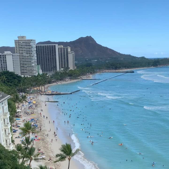 飯島寛子のインスタグラム：「モアナサーフライダーのスィートルームからの景色。 この時期に日本からハワイに1か月も滞在する友人。 どこに行っても大歓迎されているようですに。 感染者増えていますので気をつけて〜そしてまたすぐにハワイに戻ってくるそうです。 Aloha oe until we meet again  #moanasurfrider #niceveiw」