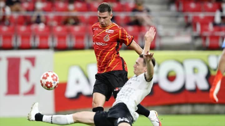 のインスタグラム：「-  #シュヴィルツォク 選手🇵🇱 #grampus 初ゴール🎥  2021.8.18 ヴィッセル神戸戦  ヨネのルーティンにも👏  #kuba40 #米本拓司 #柿谷曜一朗 #前田直輝 #天皇杯 #AllforNAGOYA」