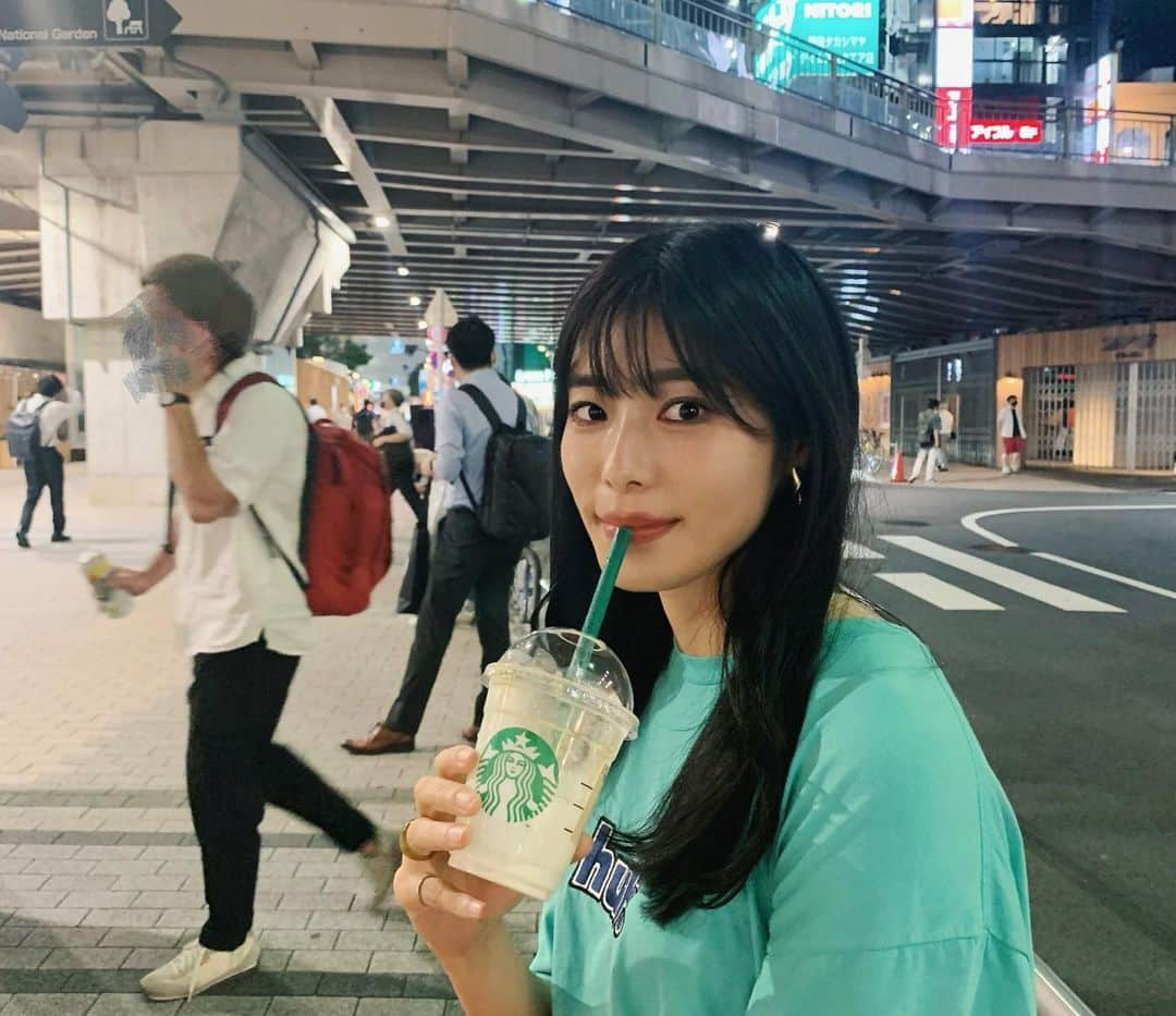 とももとももさんのインスタグラム写真 - (とももとももInstagram)「東京フラペチーノ☕️ 皆さんオススメのフラペチーノは何味ですか？ ・ #スターバックス #huf #hufworldwide   オルチャンヘア #オルチャンファッション  #zaraコーデ #ootd  #prada #筋トレ女子 #とももともも #フィグラ女子 #フィットネス女子 #ワークアウト女子  #ダイエット方法  #グラビアアイドル #フィットネスモデル  #オルチャンメイク」8月19日 9時39分 - coco_max0610