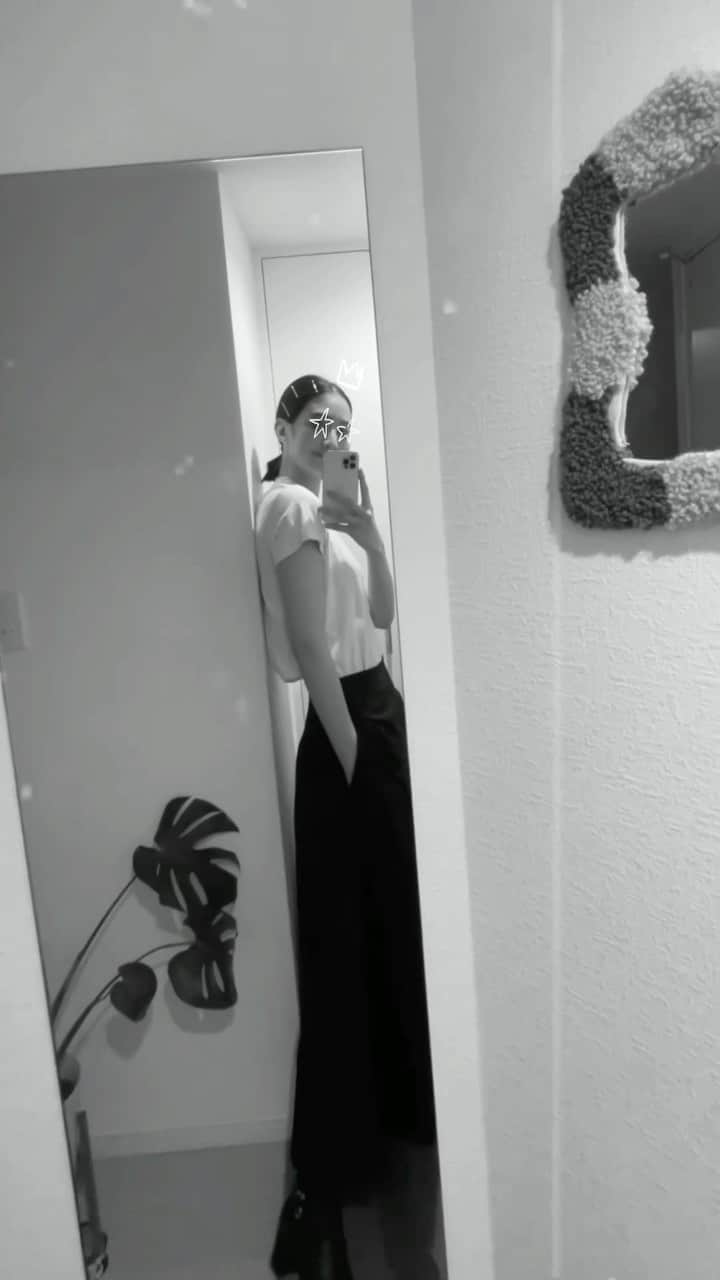 青野楓のインスタグラム：「@lovebonito.jp で注文したお洋服が届いたので動画つくってみました🖤  シルエットやサイズ感が好き。  ニットのワンピースとか心地よい夏素材で着心地も🙆‍♀️です。  スカートはボリューミーで可愛い。  あとキャンドルも🕯#lovebonito ですが、めちゃくちゃいい匂いでした🌿  #kaede626style #fashion#ootd#styling#pr」