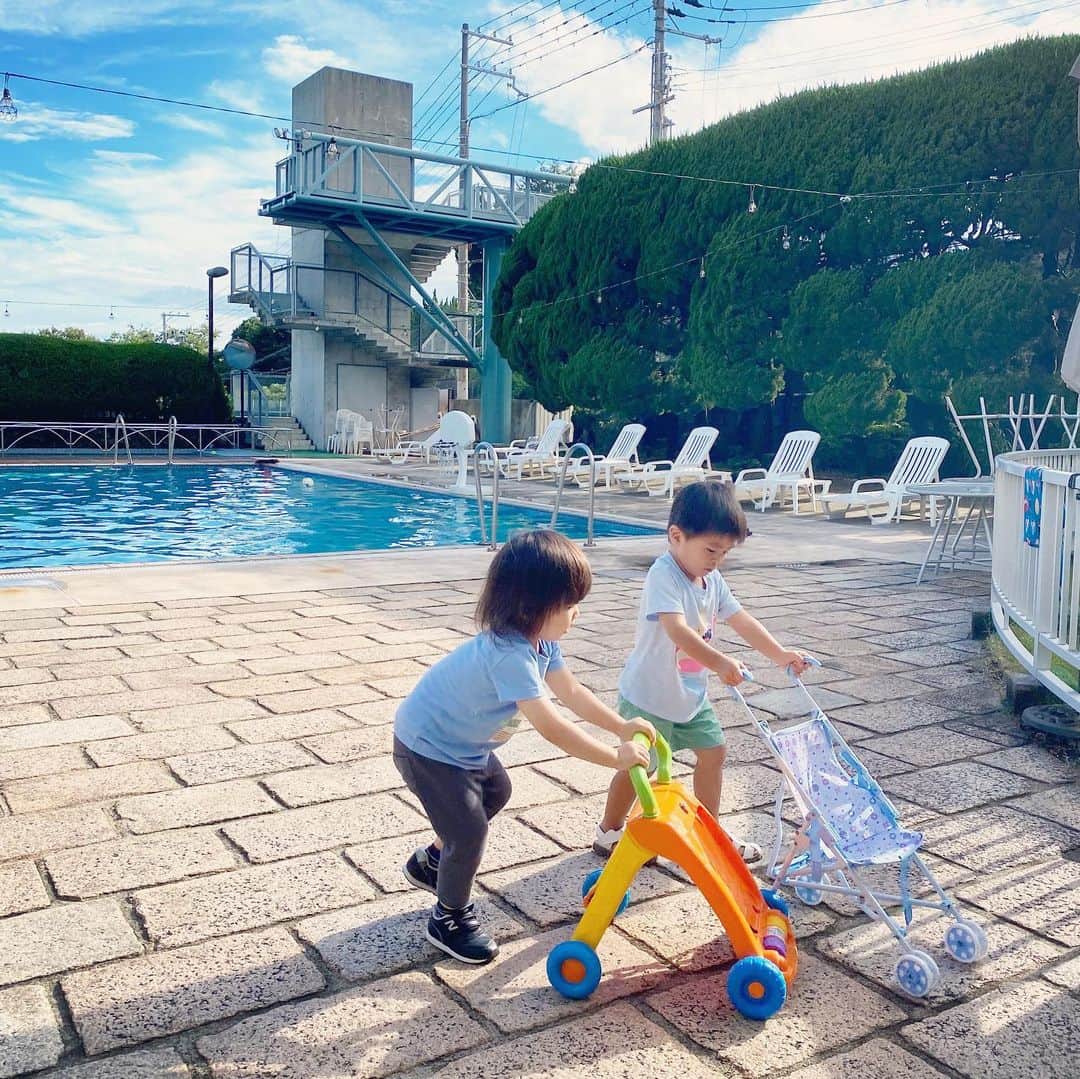 のインスタグラム：「My summer with kids❤️ 雨が続いていて☔️ 子供達の体力をどう消費しようか 悩む毎日ですが…🥳 みんな風邪をひくこともなく 元気に過ごせることに 感謝しかないね🙏❤️ クラブとお家の往復で毎日が過ぎて あっという間に８月後半に☺️ 朝から雷がすごくて⚡️ 雷の中爆睡する息子の隣で 久しぶりに写真を見返してみました❤️ #summer #rainyday #family」