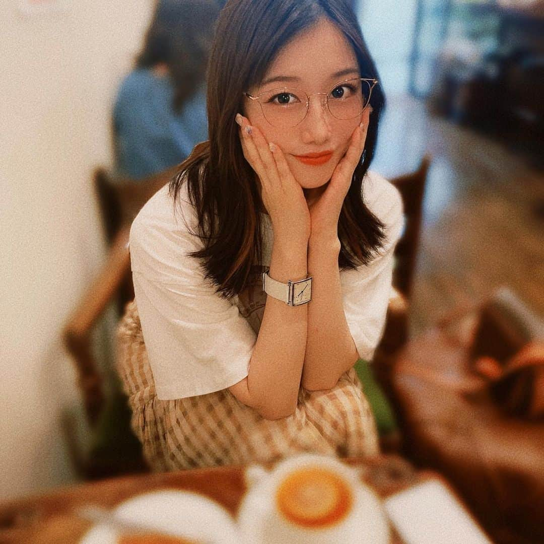 小湊優香さんのインスタグラム写真 - (小湊優香Instagram)「お洒落な喫茶店に行ってきた〜☕*° ⁡ ⁡ 時計はNO Monday⌚︎ @nomonday_jp シンプルなのでどんな服装にも合わせやすい✨ ⁡ クーポンコード:ymirahe50 で10%オフになります😌 ⁡ サイトには他にもオシャレな時計がたくさんあるので ぜひ見てみてね〜❣️ ⁡ #ノーマンデー #時計 #腕時計 #nomonday #ギフト」8月19日 9時59分 - y.miranic