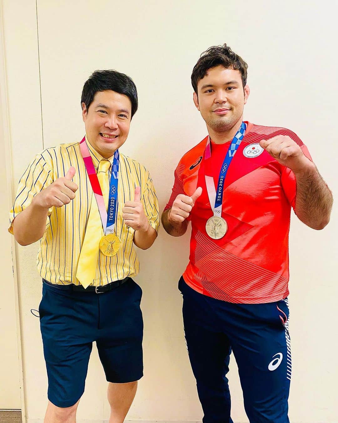 タカのインスタグラム：「ウルフ アロン選手とご一緒させていただきました。  なんと大事な大事な金メダルを私の首にかけてくれて、  めちゃくちゃ興奮しました。  金メダルを無性にかじりたくなりましたが、嫌な予感がしてやめました。  本当に　優しくカッコいいウルフ選手でした。  ナゾトレみてね！」