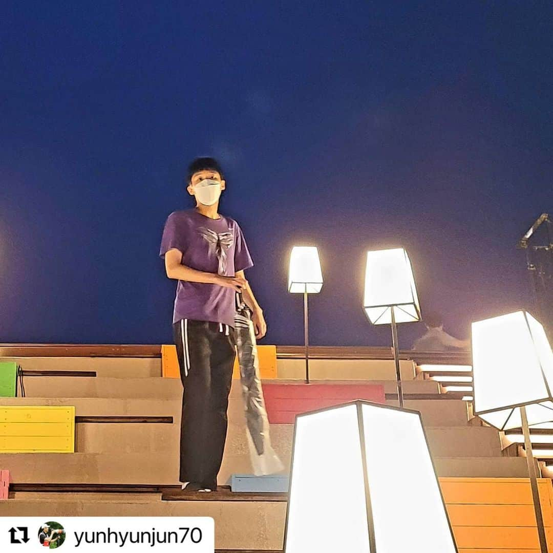 キム・ヘリムのインスタグラム：「#Repost @yunhyunjun70 with @make_repost ・・・ 사람을 찾습니다(널리 알려주세요) 이름 윤영수 키 : 173 체중 : 50 매우마른 체형 나이 : 23(99년생) 실제로는 중학생처럼 보임 특징 : 말을 거의 못하고 특이한 행동이나 소리를 지름, 현재 마스크를 안쓴 상태 실종장소 및 시기 : 서울송파구 오금동 어제(18일), 오후 8시경  저의 둘째 아들 영수가 어제 저녁 엄마 몰래 집에서 나간뒤 아직 돌아오지 않고 있어요 아시다시피 영수는 발달장애인이라 말을 거의 못하고 본인이 필요한 말만 단어 정도 할 수 있습니다 위에 사진과 동일하게 단정한머리에  보라색 반팔티셔츠에 검은바지, 끈없는 운동화를 신었습니다. 나이에 비해 실제로는 키큰 중학생 정도로 보입니다 영수 성격상 길거리를 걷고있거나 지하철을 타고 있을 가능성이 가장 많습니다 현재112  및 미아신고도 다 한 상태이기에 혹시라도 보라색 반팔 티셔츠를 입고 마스크를 안 한 이 청년을 보신다면 112로 신고해주세요 . 그리고 이 글을 리포스트 많이 해주시면 감사하겠습니다 . 영수야!! 아빠 기다리잖아 빨리 돌아와 . . #윤영수 #영수 #영수야 어딨어 #영수야 빨리와 #발달장애인  #실종 #112 #사람을찾습니다 #repost」