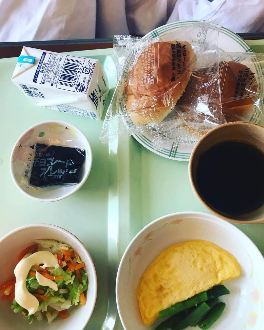 今井寿さんのインスタグラム写真 - (今井寿Instagram)「#🏥  living on the bed  #朝飯 #ごちそうさまでした  ☝🏻やっぱり、チョコはうまい  今日は兄イの日だな イイ天気で良かった ライブに行く人は楽しんで♪  #🥁🎉  #ヤガミトール #樋口豊 #櫻井敦司 #星野英彦 #今井寿 #imaihisashi #bucktick #bt #peace #✌🏻 #🌈🌈🌈🌈🌈🌈🌈 #アブラカダブラ #ABRACADABRA #🔮🙏🏻 #御守り」8月19日 11時04分 - bucktick_imai