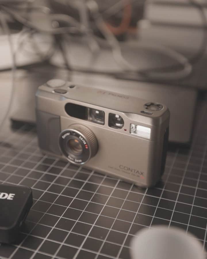Adam Senatoriのインスタグラム：「Every roll of film thru a 20 year old point and shoot may be the last... or the best.  If ya got em, smoke em.  #kodakgold #madewithkodak #contax #35film #pointandshooters #boxofgrain #filmisnotdead #analogphotography #infilmwetrust」