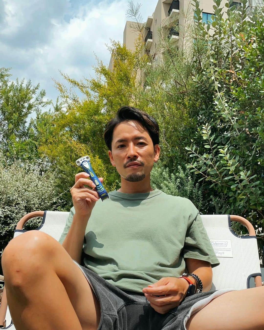 小柳津林太郎のインスタグラム：「夏ですね。今年はとても暑いですね。  露出も増える中、男性も体毛をケアするのが一般化してきましたよね。  僕も体毛ケアはしている、、、のですがそんな時にオススメなのが、このアイテム。  Schickのマルチボディシェーバー！  長い毛は電動スキカミソリで、短いのは、シェーバーで。超絶便利です。その昔髭剃りで身体の毛を剃ったこともありますが、あまりうまくいきませんでした（笑）  これはとても安心安全ですよー。  僕は髭がトレードマークなので、残してますが、それ以外はキレイにしておきたい派です。  男性諸君是非試してみてくださいね。  #schickスタイル #シック #schick  #マルチボディシェーバー #PR」