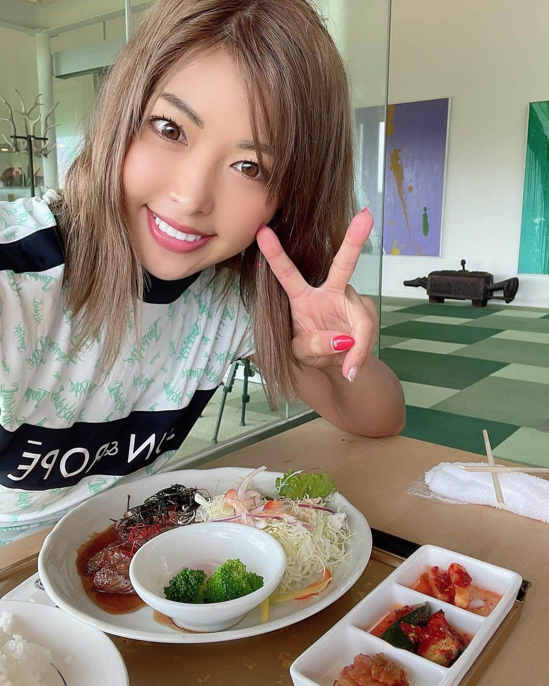 あおい夏海さんのインスタグラム写真 - (あおい夏海Instagram)「こんにちは！！ 毎月開催中スマイルゴルフさんとコラボのラウンドイベント！ @smilegolf2018  先月のラウンドイベントレポです！ 霞ヶ浦国際ゴルフコースにて🍒 @kasumigaura_kokusai  比較的平坦なコースで、都内からも近い！ 初心者の方にもおすすめなゴルフ場です✨  途中雨がちょっと降ったりしたけど、晴れ女パワーで途中からは晴れ！！ 最近昔よりショートパットが入るようになったから、ストレスが減ってます‪w 今月も参加していただいた皆さんありがとうございます！！ 10回以上参加して下さった方に ささやかなプレゼントを贈りました❤️ 喜んでもらえてよかったです✨  お陰さまで10月のラウンドイベントもすぐに満員御礼です。 ありがとうございます🥺🙏✨  そしてカンゴールチェリーTシャツを仕込んできていただきありがとうございます💓🙏  そして 去年行われたカンゴールチェリーの購入者全員プレゼント企画、まだ発送していなくて、購入して下さって、インスタ投稿して下さったみなさん、本当にごめんなさい😂😭🙏 今月中にインスタのDMに あおい夏海から "カンゴールチェリー参加者全員プレゼント企画"のメッセージするのでDM見てください🙇‍♀️🙇‍♀️🙇‍♀️  よろしくお願いします！！   #ゴルフ  #ゴルフ女子  #ゴルフウェア  #ゴルフコーデ  #ゴルフ男子  #ゴルフ女子コーデ  #おしゃれゴルファー  #あおい夏海  #ジュンアンドロペ  #ラウドマウスゴルフ  #派手好き  #星柄 #ゴルフバッグ  #ゴルフグッズ  #キャディバッグ  #golfstagram  #オレンジコーデ  #夏コーデ  #ドライバーショット  #ドライバースイング  #スイング動画  #ゴルフスイング  #ミニスカ  #ミントグリーン  #スマイルゴルフ」8月19日 11時39分 - natsumi.aoi