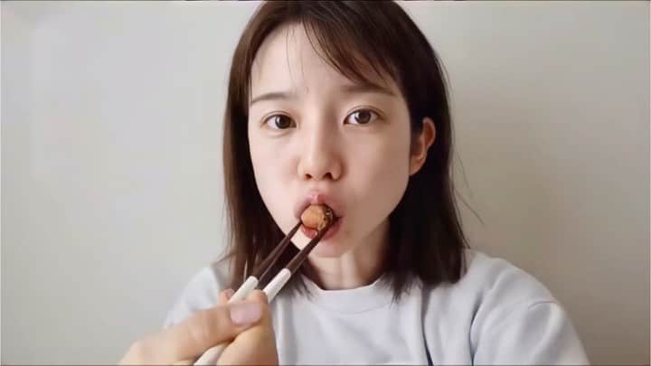 弘中綾香　ファンアカウントのインスタグラム：「・撮影前を自撮り📸 すっぴん？(⊙ꇴ⊙)  弘中綾香アナウンサーのフォトブック「ひろなかのなか」（講談社）絶賛発売中👒  #弘中綾香 #弘中ちゃん #弘中アナ #女子アナ #アナウンサー #ひろなかのなか」