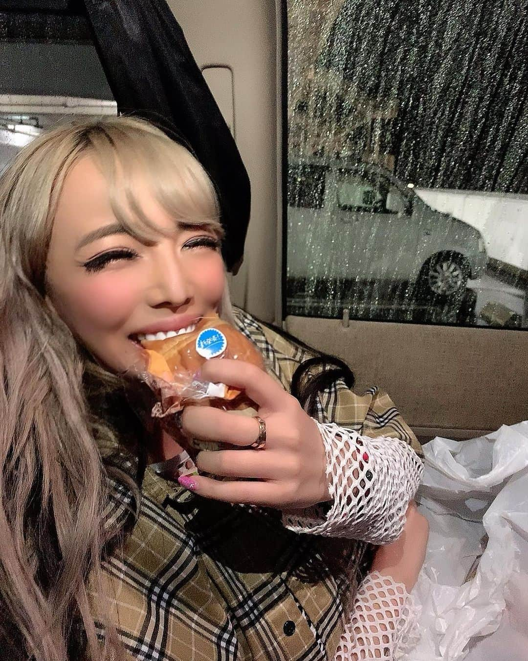 霜月るなのインスタグラム：「みんなが大好きな笑顔シリーズ💓💓💓💓 みんながハッピーに なるように沢山笑顔載せちゃおう♥️♥️🎉🎉 #最高の笑顔#笑顔シリーズ #ギャル#マクドナルド #みんなありがとう」