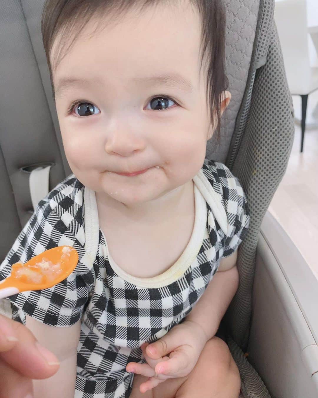 川崎希さんのインスタグラム写真 - (川崎希Instagram)「𝔹𝕒𝕓𝕪 𝕥𝕖𝕖𝕥𝕙🦷💓💓💓  歯がだんだん増えてきたよん  #離乳食 #babyteeth」8月19日 13時15分 - kawasakinozomi