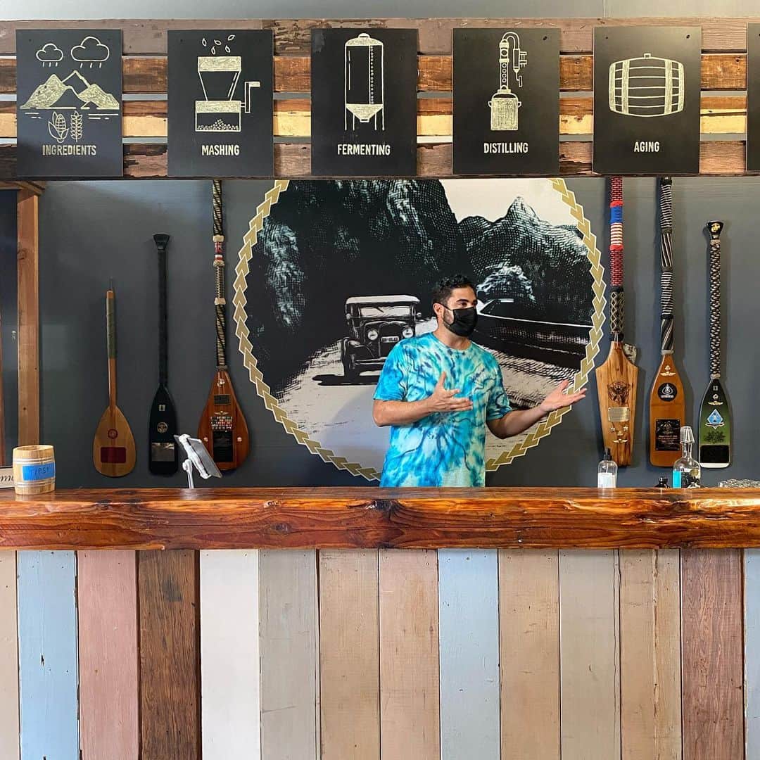 のインスタグラム：「お酒なら焼酎とウイスキーが好き。 今日初めてハワイの美味しいお水で作るウイスキー工場見学に行ってきました。日本人と見てとるや、工場の方、ツアー参加者さん皆が「日本のウイスキーは世界一美味しいよね」と褒めてくれる。隣にいた男性からは飲み方のアドバイスも聞きました。ウイスキーグラスに氷とウイスキー、そしてひとたらしのハチミツを入れると抜群に美味しいのだそう。偶然知り合った日本の人から習ったそうですが、ハワイで日本人の私に戻ってくるなんて！こちらもコロナが増えていますが、知らない人と過ごすひとときは時々びっくりするような新しい発見や逸話に触れられてやっぱり楽しい。上手に生活バランスを取りながら社会を知る、人と繋がる。そんなこともまだ続くコロナ禍で気にかけていきたい。本日妹の誕生日ですのでここの試飲で杯を上げます。健康で家族仲良く！誕生日おめでとう！ @saway670  #ハワイ #hawaii #チョンを毎日出せと催促してくる #ハワイのウイスキー #koolaudistillery  #工場見学 #whisky  #madeinhawaii」