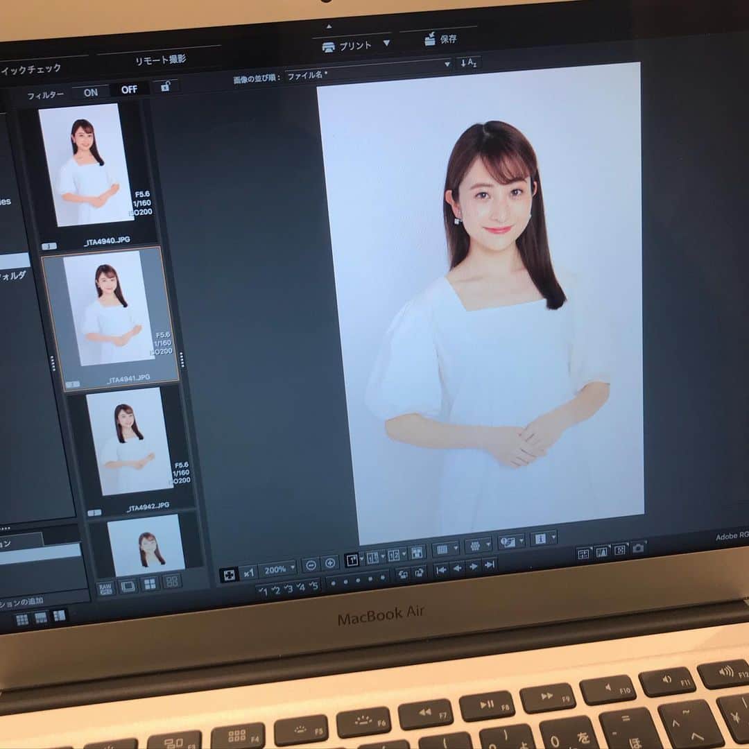 日比麻音子のインスタグラム：「プロフィール写真を更新🕺  不思議なくらいに顔つきって変わるもので、 前のバージョンは確か3年前。 中身も少しは変われているといいんですが。  #TBS #日比麻音子 #このポーズしがち」