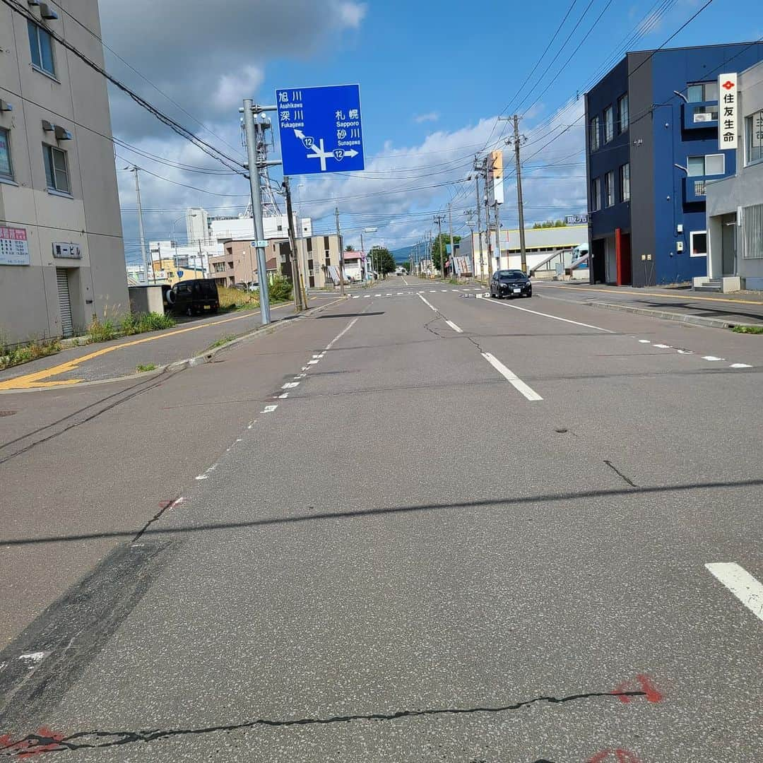 床嶋佳子さんのインスタグラム写真 - (床嶋佳子Instagram)「今夜18:30から北海道の 砂川市地域交流センターゆう、にて 「この子たちの夏」公演です‼️ 皆様宜しくお願い致します‼️ m(_ _)m  やっぱり北海道はデッカイ道‼️コロナもあってか四方向、車が1台も来ていません！👀💦 それに道が真っ直ぐ #砂川市地域交流センターゆう  #この子たちの夏」8月19日 14時26分 - yoshiko.tokoshima