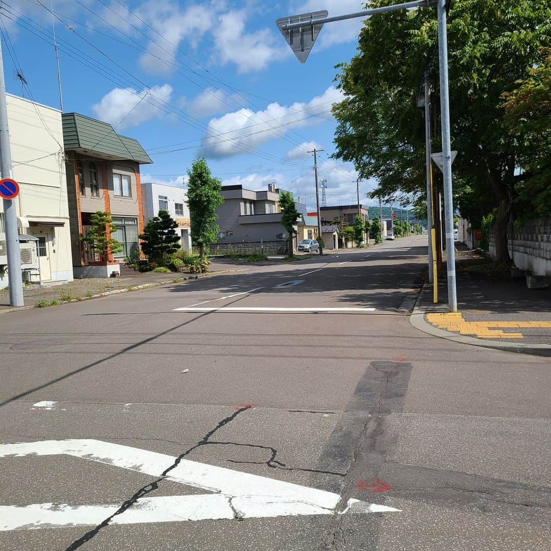 床嶋佳子さんのインスタグラム写真 - (床嶋佳子Instagram)「今夜18:30から北海道の 砂川市地域交流センターゆう、にて 「この子たちの夏」公演です‼️ 皆様宜しくお願い致します‼️ m(_ _)m  やっぱり北海道はデッカイ道‼️コロナもあってか四方向、車が1台も来ていません！👀💦 それに道が真っ直ぐ #砂川市地域交流センターゆう  #この子たちの夏」8月19日 14時26分 - yoshiko.tokoshima