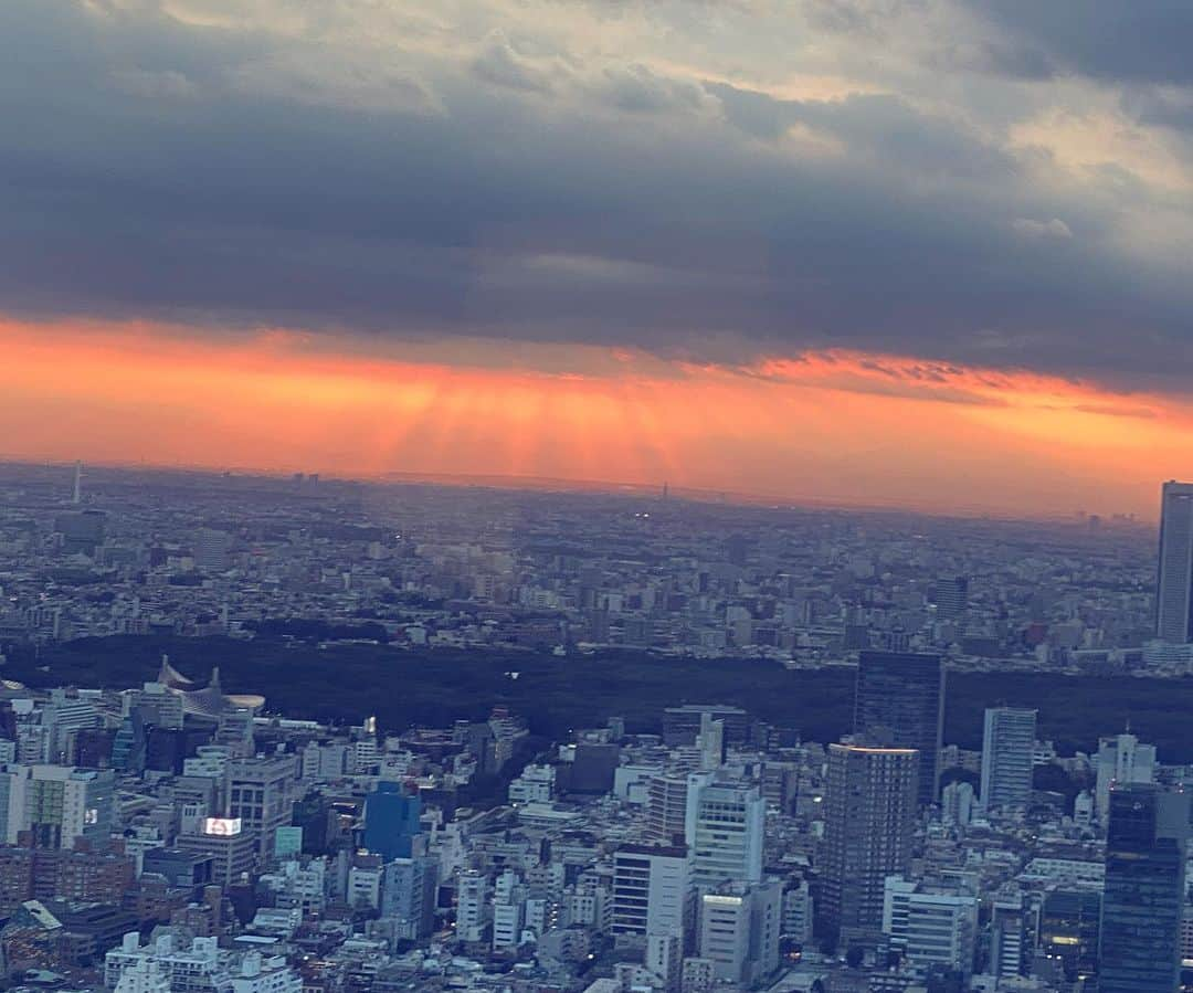 穂川果音さんのインスタグラム写真 - (穂川果音Instagram)「いつかの空♪  自分が作ったインスタルールに縛られて、投稿が遅くなってしまっている、、苦笑 天気に合わせた衣装👗→ヘアスタイル→プライベート みたいな順で投稿しているんだけど、プライベートの投稿を忘れがちで全ての投稿が滞りがちです笑 普段からちゃんと写真ストックしておかないとなぁと反省な日々です🙄 皆さんも日々の生活でルールみたいなものって作っていたりしますか？？ 　#sky #skyporn #いつかの空」8月19日 14時40分 - hokawakanonn