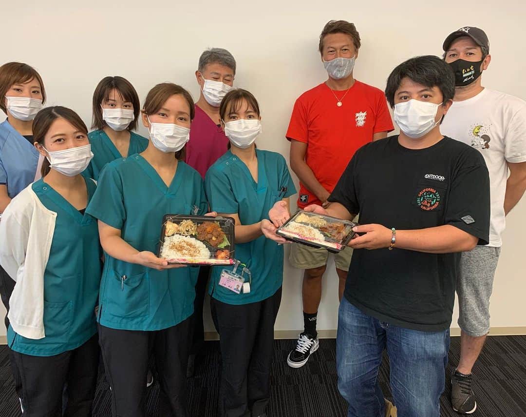玉城幸也のインスタグラム：「『沖縄フューチャーボランティアベースボール⚾️』  沖縄協同病院様にお弁当200個寄付させていただきました。 コロナ禍最前線で奮闘してる皆様に感謝の気持ちです。  贈呈の際貴重なお話もありがとうございました😊 落ち着いたら、是非飲食店食べ歩きましょう♪  沖縄協同病院  〒900-8558 沖縄県那覇市古波蔵４丁目１０−５５ 098-853-1200 https://g.co/kgs/Jw84Dw」