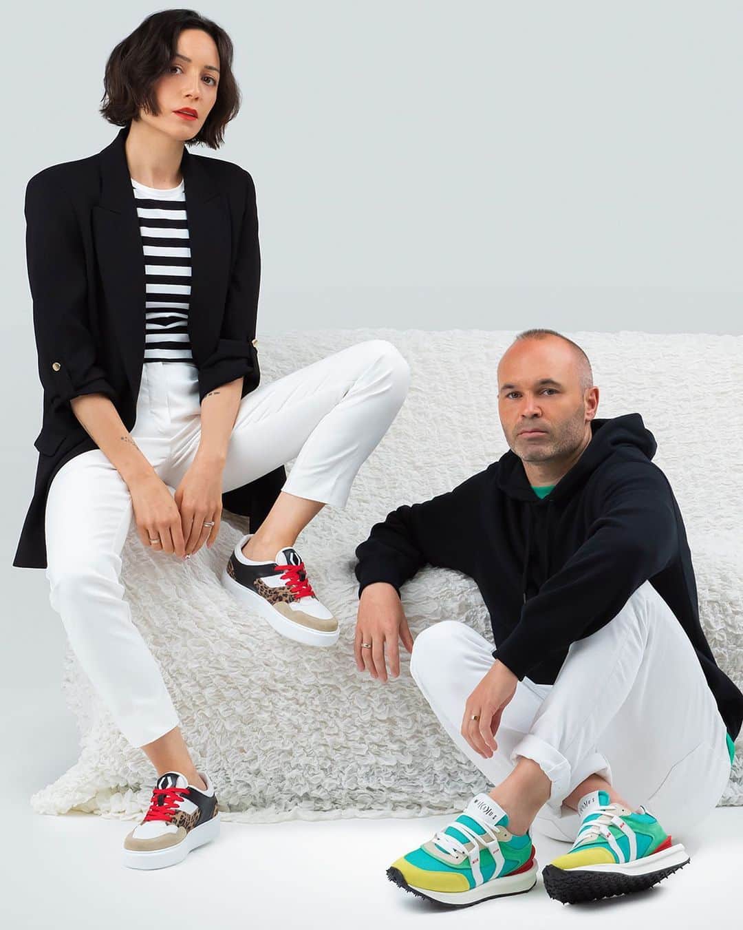 アンナ・オルティス（イニエスタの妻）のインスタグラム：「Comodidad, estilo y sostenibilidad. 🤍♻️ @mikakus   オシャレで、履き心地が良く、環境に優しい @mikakus 🤍♻️」