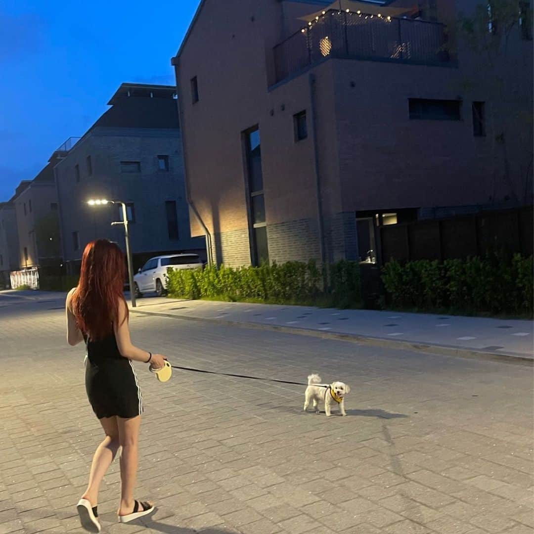 ITZYさんのインスタグラム写真 - (ITZYInstagram)「Can I walk with you?  or have tea with you🌱」8月19日 15時51分 - itzy.all.in.us