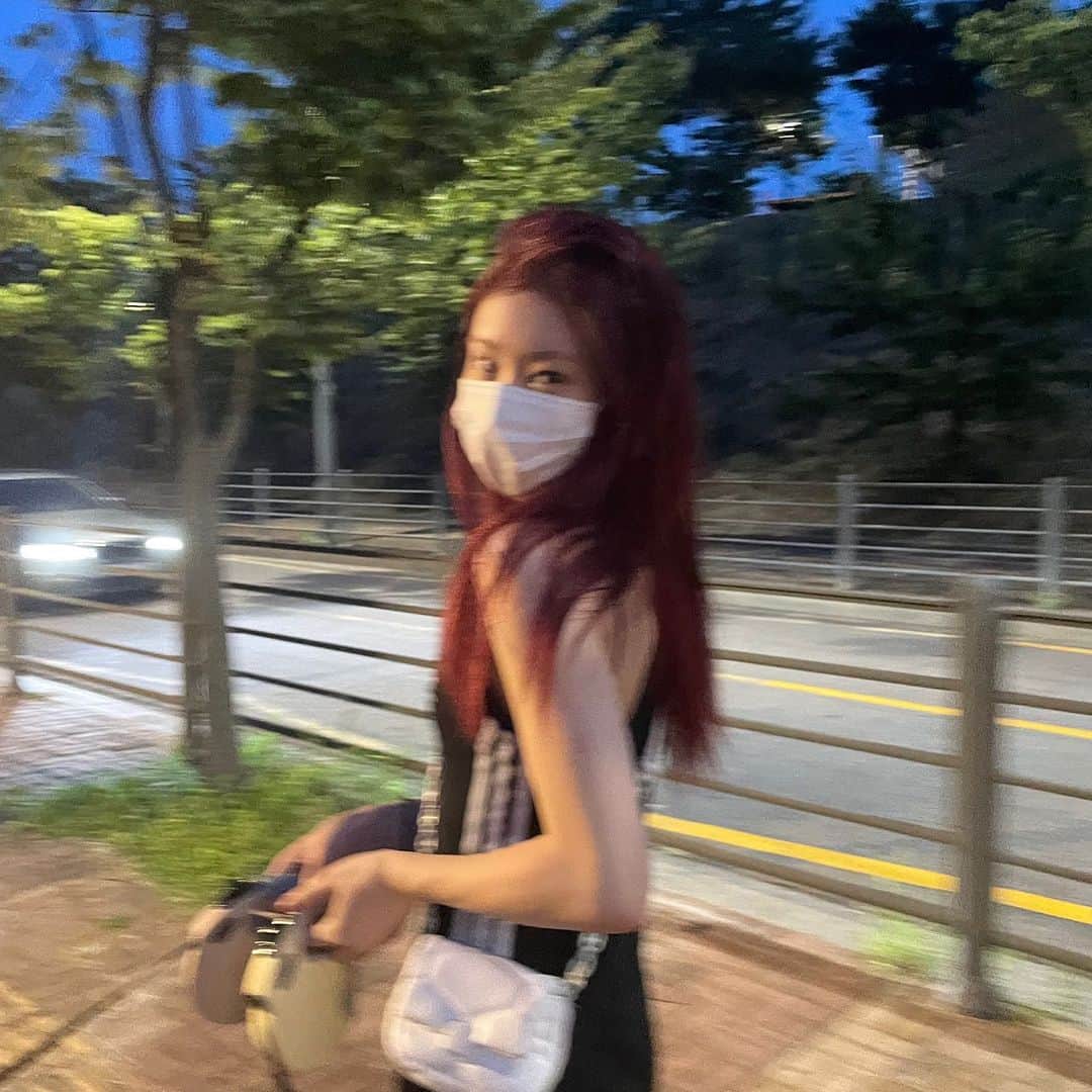 ITZYさんのインスタグラム写真 - (ITZYInstagram)「Can I walk with you?  or have tea with you🌱」8月19日 15時51分 - itzy.all.in.us
