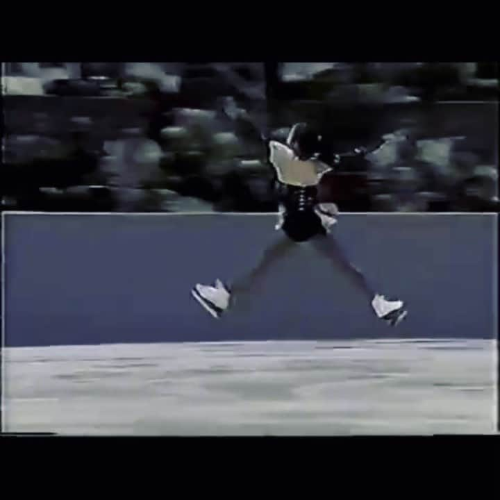 ミシェル・クワンのインスタグラム：「Going down memory lane way back to 1993 when I was a 12 year old competing at the National Championships at the senior level. Looking at this video gives me the chuckles because of how rebellious and gutsy I was at such a young age. Not a lot of people knew at the time (including my coach, Frank Carroll), but I had secretly taken the senior level test at the beginning of the season and passed! My motivation was that I wanted to compete against the BIG girls and get a year experience before the Olympic Games in '94. Luckily, my coach accepted my apology for going against his wishes to stay at the junior level and didn't give up on me. Instead, he told me that I had to work 1,000% harder if I wanted to succeed. Here I am living a kids dream competing with the best female skaters in America - wearing the coolest hand-me-down dress that another skater gave me and a used pair of skates that my parents sacrificed so much for 🙏🏼 #thankfulthursdays❤️」