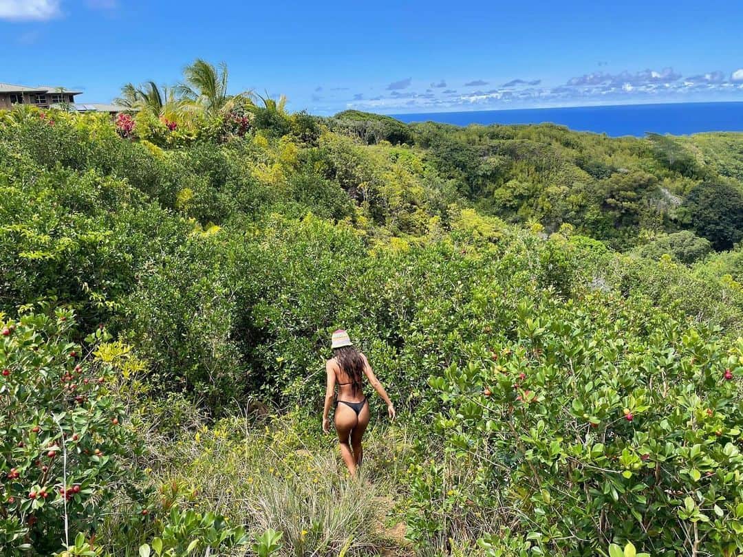 ライス・リベイロのインスタグラム：「Jungle girl 🍀🍃🌊💚」