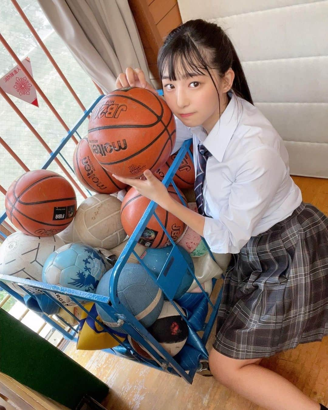 我妻ゆりかさんのインスタグラム写真 - (我妻ゆりかInstagram)「9月6日に月刊エンタメ増刊「魁！ゼロイチ学園」が発売されます！ なんと私も制服を着てゼロイチファミリアの皆と参加しています🎉✨  体育館で1番はしゃいで楽しかった思い出…😭✨✨ ぜひ楽しみに待ってください！💙  #ゼロイチ学園　 #ゼロイチジャック #グラビア #グラビアアイドル #制服 #高校生 #バスケ #バスケ女子」8月20日 1時49分 - wagatsuma_yurika