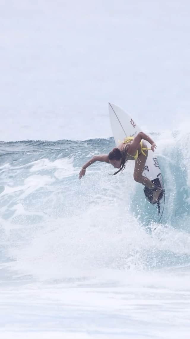 ティア・ブランコのインスタグラム：「I’ll always prefer a frontside carve over a backside carve, but maybe I pick a backside snap over a frontside snap 😜 footage @aaron_nakamura」