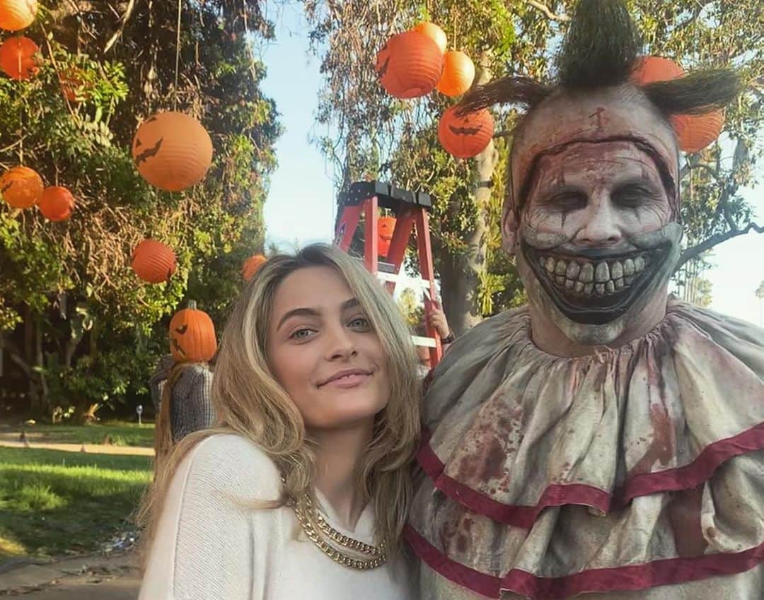 パリス・マイケル・キャサリン・ジャクソンさんのインスタグラム写真 - (パリス・マイケル・キャサリン・ジャクソンInstagram)「spoilers*  two best friends hanging out ! they might kiss 😳🥵♥️💦   me and my homie tim on #ahstories , check out the finale on hulu now !」8月19日 18時06分 - parisjackson